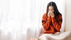 "Merasa badan mulai meriang dan tenggorokan gatal? Jangan pasrah! Terapkan 4 tips ampuh ini untuk menggagalkan flu sebelum benar-benar jatuh sakit."
