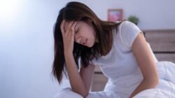 "Mengalami pusing karena kurang tidur? Simak 4 tips sederhana untuk meredakan sakit kepala akibat kelelahan, mulai dari hidrasi hingga pijatan ringan."