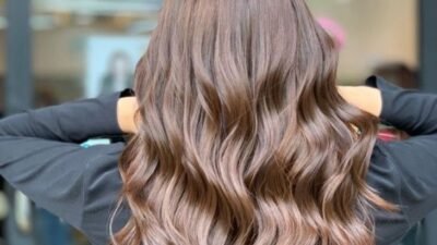 "Ingin ubah penampilan? Simak 4 tips mewarnai rambut sendiri di rumah agar hasilnya merata, tahan lama, dan rambut tetap sehat tanpa perlu ke salon."