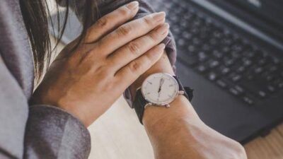 "Budaya ngaret atau suka menunda waktu seolah menjadi ciri khas di Indonesia. Simak 5 alasan mengapa kebiasaan terlambat ini masih sulit dihilangkan."