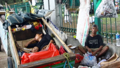 "Mengapa kemiskinan di Indonesia sulit diputus? Simak 5 alasan dibalik kemiskinan struktural mulai dari akses pendidikan hingga masalah kepemilikan lahan."