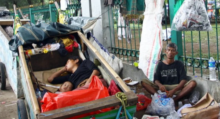 "Mengapa kemiskinan di Indonesia sulit diputus? Simak 5 alasan dibalik kemiskinan struktural mulai dari akses pendidikan hingga masalah kepemilikan lahan."