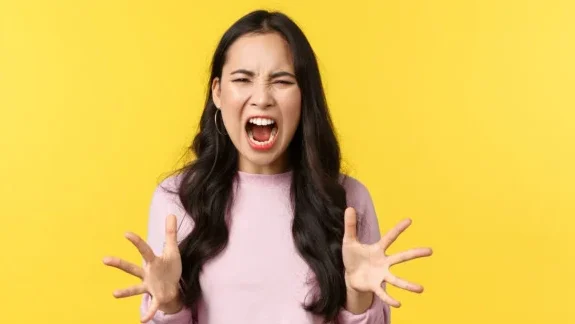 "Sering merasa sedih atau marah saat sore hari? Simak 5 alasan psikologis kenapa jam sore membuat manusia lebih sensitif, mulai dari decision fatigue hingga ritme sirkadian."