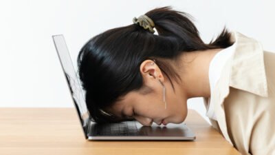"Sering menahan ngantuk demi pekerjaan atau hiburan? Waspadai bahaya menahan ngantuk bagi kesehatan fisik dan mental yang tak boleh disepelekan. "