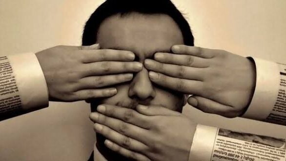 "Kebebasan pers tak hanya terancam dari luar. Kenali 5 bentuk pembungkaman halus dan sistematis yang sering terjadi di dalam perusahaan media tanpa disadari oleh para jurnalisnya."