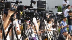 "Kecepatan bukan segalanya. Simak 5 dampak buruk jurnalis kurang riset saat di lapangan, mulai dari berita dangkal hingga runtuhnya kredibilitas."