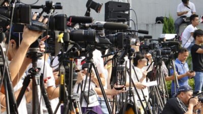 "Kecepatan bukan segalanya. Simak 5 dampak buruk jurnalis kurang riset saat di lapangan, mulai dari berita dangkal hingga runtuhnya kredibilitas."