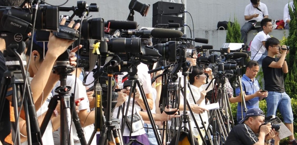 "Kecepatan bukan segalanya. Simak 5 dampak buruk jurnalis kurang riset saat di lapangan, mulai dari berita dangkal hingga runtuhnya kredibilitas."