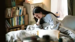 "Merasa kesepian dan memilih membekam diri di kamar terus-menerus bisa berdampak buruk bagi mental. Kenali 5 dampak psikologis dari kebiasaan mengurung diri."