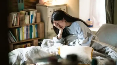 "Merasa kesepian dan memilih membekam diri di kamar terus-menerus bisa berdampak buruk bagi mental. Kenali 5 dampak psikologis dari kebiasaan mengurung diri."