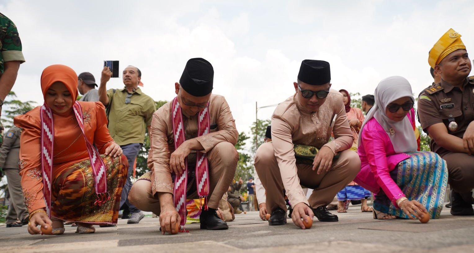 "ILUSTRASI - Penasaran kenapa bayangan bisa hilang? Simak 5 fakta unik kulminasi matahari di Pontianak, mulai dari fenomena telur berdiri hingga pergeseran garis khatulistiwa."
