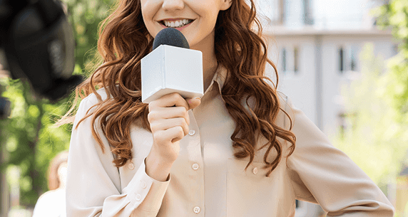 "Menjadi peliput berita tidak selalu soal lelah. Simak 5 momen menghangatkan yang sering dialami jurnalis saat liputan ke lapangan, mulai dari senyum narasumber hingga keramahan warga."