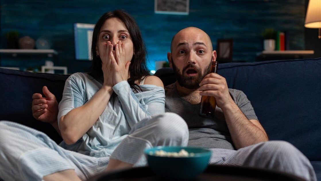 "Ternyata nonton horor punya banyak sisi menyenangkan! Simak 5 alasan mengapa rasa takut di layar lebar bisa memberikan sensasi adrenaline rush dan manfaat kesehatan mental."