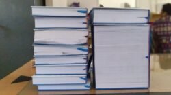 "Merasa buntu dan malas mengerjakan skripsi? Simak 5 tips praktis mulai dari teknik Pomodoro hingga micro-tasking untuk kembalikan semangat skripsian kamu."