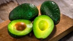 "Sedang diare? Jangan sembarang makan buah. Simak 5 daftar buah yang justru bisa memperparah kondisi perut dan diare Anda jika tetap dikonsumsi."