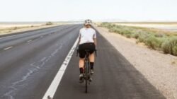 "Ingin tetap bugar tanpa harus ke gimnasium? Simak 5 jenis olahraga yang bisa kamu lakukan sendiri di rumah atau lingkungan sekitar untuk kesehatan fisik dan mental."