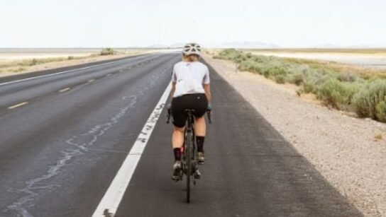 "Ingin tetap bugar tanpa harus ke gimnasium? Simak 5 jenis olahraga yang bisa kamu lakukan sendiri di rumah atau lingkungan sekitar untuk kesehatan fisik dan mental."