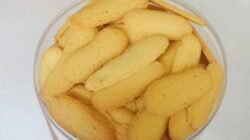 "Lebaran tak lengkap tanpa deretan toples di meja. Simak 5 kue kering legendaris yang selalu ada saat Idulfitri, mulai dari nastar hingga lidah kucing yang renyah."