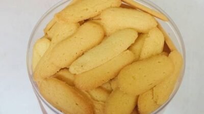 "Lebaran tak lengkap tanpa deretan toples di meja. Simak 5 kue kering legendaris yang selalu ada saat Idulfitri, mulai dari nastar hingga lidah kucing yang renyah."