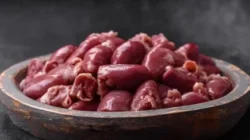 "Jaga kesehatan jantung di hari raya! Simak 5 makanan yang harus dihindari penderita kolesterol saat lebaran, mulai dari jeroan hingga santan yang dipanaskan."