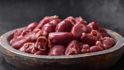 "Jaga kesehatan jantung di hari raya! Simak 5 makanan yang harus dihindari penderita kolesterol saat lebaran, mulai dari jeroan hingga santan yang dipanaskan."