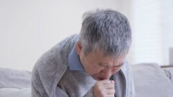 "Tenggorokan mulai terasa gatal dan memicu rasa ingin batuk? Segera hindari 5 jenis makanan ini agar iritasi tidak semakin parah dan pernapasan kembali lega."