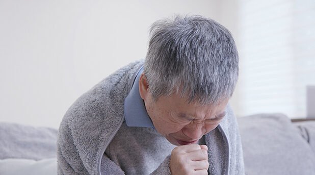 "Tenggorokan mulai terasa gatal dan memicu rasa ingin batuk? Segera hindari 5 jenis makanan ini agar iritasi tidak semakin parah dan pernapasan kembali lega."