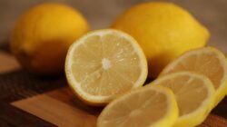 "Ketahui 5 manfaat lemon untuk kesehatan dan kecantikan, mulai dari meningkatkan imunitas, mencerahkan kulit, hingga membantu menurunkan berat badan. "