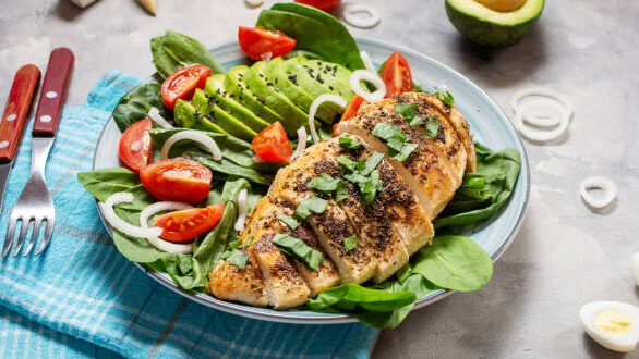 "Ingin bahagia tapi tetap sehat? Simak 5 pilihan menu makan malam yang ampuh meningkatkan kadar dopamin secara alami tanpa takut berat badan naik."