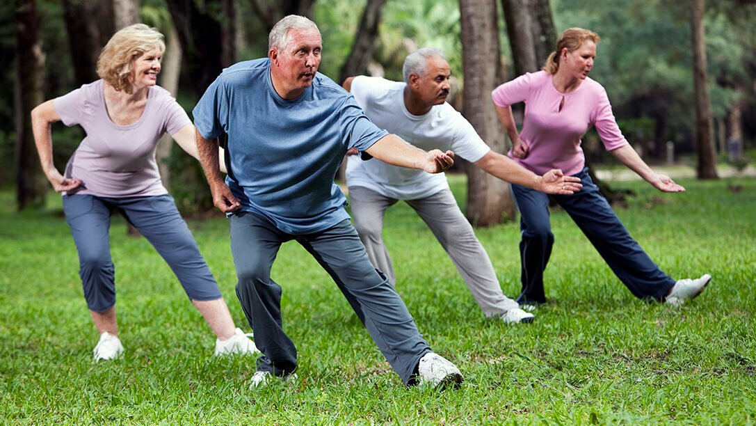 "Tetap bugar selama Ramadhan dengan 5 pilihan olahraga pagi saat puasa yang ringan dan tidak menguras tenaga. Simak rekomendasi lengkapnya di sini. "