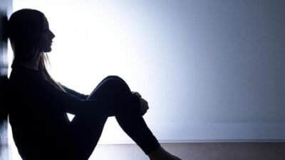 "Merasa hampa di tengah keramaian? Kenali 5 tanda kamu orang yang kesepian secara psikologis, mulai dari kebiasaan mandi air hangat hingga durasi menonton film."