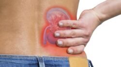 "Penyakit ginjal kerap dijuluki silent killer karena gejalanya tidak terlihat jelas di awal. Kenali 5 tanda sakit ginjal yang jarang disadari berikut ini."