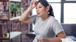 "Jangan abaikan! Kenali 5 tanda tubuh kurang gula mulai dari gemetar hingga sulit fokus. Pahami cara mendeteksi penurunan glukosa darah sejak dini."