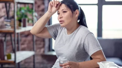 "Jangan abaikan! Kenali 5 tanda tubuh kurang gula mulai dari gemetar hingga sulit fokus. Pahami cara mendeteksi penurunan glukosa darah sejak dini."