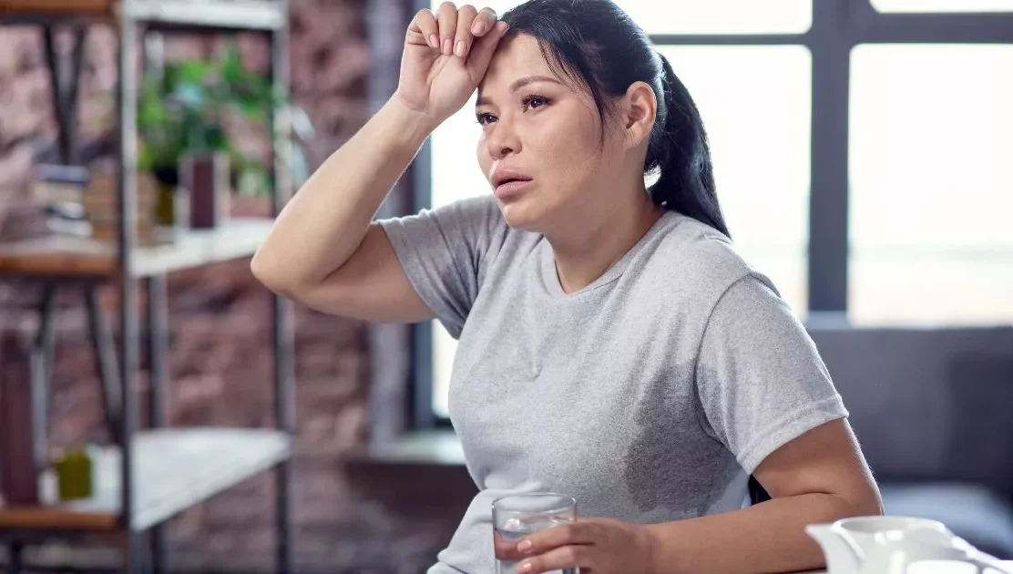 "Jangan abaikan! Kenali 5 tanda tubuh kurang gula mulai dari gemetar hingga sulit fokus. Pahami cara mendeteksi penurunan glukosa darah sejak dini."