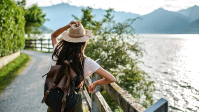 "Ingin mencoba liburan sendiri tapi masih ragu dan cemas? Terapkan 5 tips ampuh ini untuk melawan ketakutan dan memulai pengalaman solo travelling yang menyenangkan."