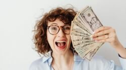 "Simak 5 tips praktis agar hidup lebih bahagia dan merasa cukup secara finansial tanpa terjebak gaya hidup konsumtif. Temukan ketenangan batin sekarang!"