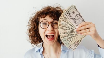 "Simak 5 tips praktis agar hidup lebih bahagia dan merasa cukup secara finansial tanpa terjebak gaya hidup konsumtif. Temukan ketenangan batin sekarang!"