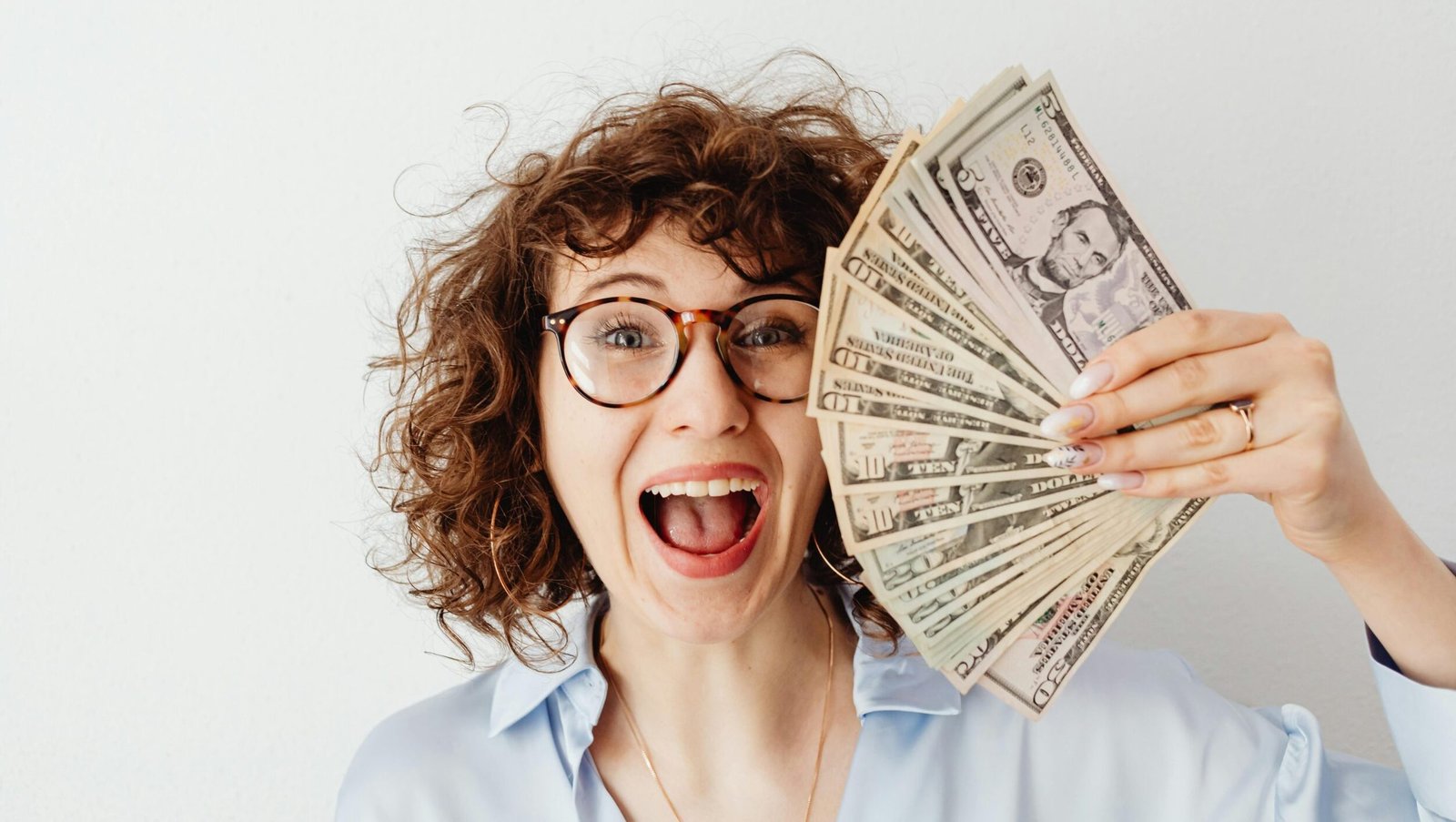 "Simak 5 tips praktis agar hidup lebih bahagia dan merasa cukup secara finansial tanpa terjebak gaya hidup konsumtif. Temukan ketenangan batin sekarang!"