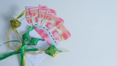 "Bingung THR cepat habis? Simak 5 tips cerdas mengelola duit THR lebaran agar keuangan tetap stabil pasca Idulfitri dan terhindar dari pemborosan."