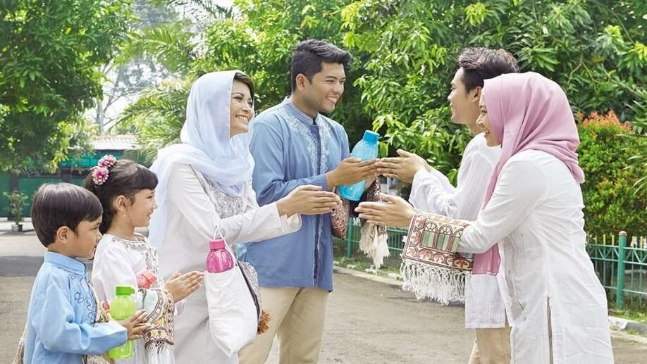 "Momen kumpul keluarga saat Lebaran kerap diwarnai pertanyaan sensitif seputar jodoh, karier, hingga momongan. Terapkan 5 tips elegan ini untuk menjawabnya."