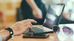 "Rencana pulang kampung bisa berantakan jika cuti ditolak. Terapkan 5 tips strategis ini agar pengajuan cuti mudik Lebaran Anda lancar dan segera disetujui atasan."