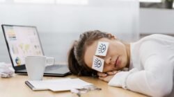 "Lelah setelah liputan malam? Simak 5 tips praktis agar tubuh kembali segar dan produktif, mulai dari teknik mandi hingga asupan nutrisi yang tepat bagi jurnalis."