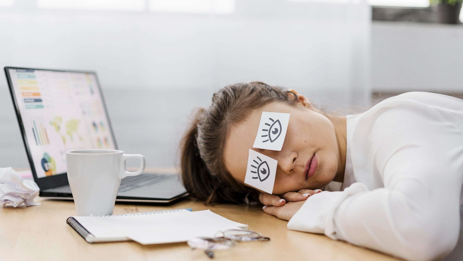 "Lelah setelah liputan malam? Simak 5 tips praktis agar tubuh kembali segar dan produktif, mulai dari teknik mandi hingga asupan nutrisi yang tepat bagi jurnalis."