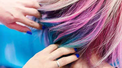 "Ingin warna rambut awet dan tetap sehat? Simak 5 tips praktis merawat rambut setelah diwarnai agar tidak kusam, tetap lembap, dan berkilau lebih lama."