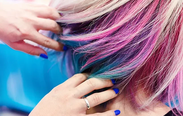 "Ingin warna rambut awet dan tetap sehat? Simak 5 tips praktis merawat rambut setelah diwarnai agar tidak kusam, tetap lembap, dan berkilau lebih lama."