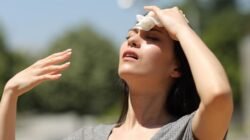 "Antisipasi cuaca panas dan debu! Simak 5 tips menjaga kesehatan saat musim kemarau agar tubuh tetap bugar, terhindar dari dehidrasi dan gangguan pernapasan."