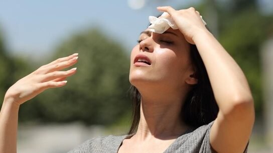 "Antisipasi cuaca panas dan debu! Simak 5 tips menjaga kesehatan saat musim kemarau agar tubuh tetap bugar, terhindar dari dehidrasi dan gangguan pernapasan."