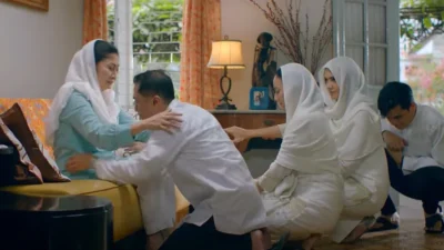 "Lebaran tak lengkap tanpa tradisi unik. Simak 5 kebiasaan khas keluarga saat Idulfitri, mulai dari sungkeman hingga menu andalan yang bikin kangen rumah."