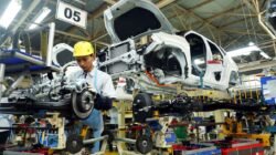 "Era otomasi telah tiba. Kenali 7 daftar pekerjaan yang diprediksi akan terancam digantikan oleh teknologi AI, mulai dari administrasi hingga transportasi logistik."